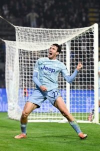 نابولي يفقد نقطتين بتعادله مع كومو ويوفنتوس يفوز على كريمونيسي بالكالشيو 3