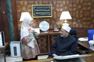 شيخ الأزهر يحقق أمنية طالبة إندونيسية ويلتقي بها لتفوقها العلمي 2