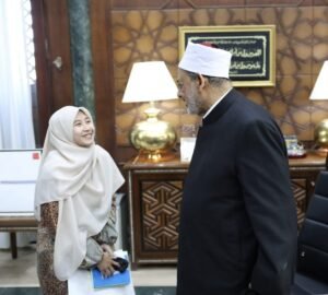 شيخ الأزهر يحقق أمنية طالبة إندونيسية ويلتقي بها لتفوقها العلمي 3