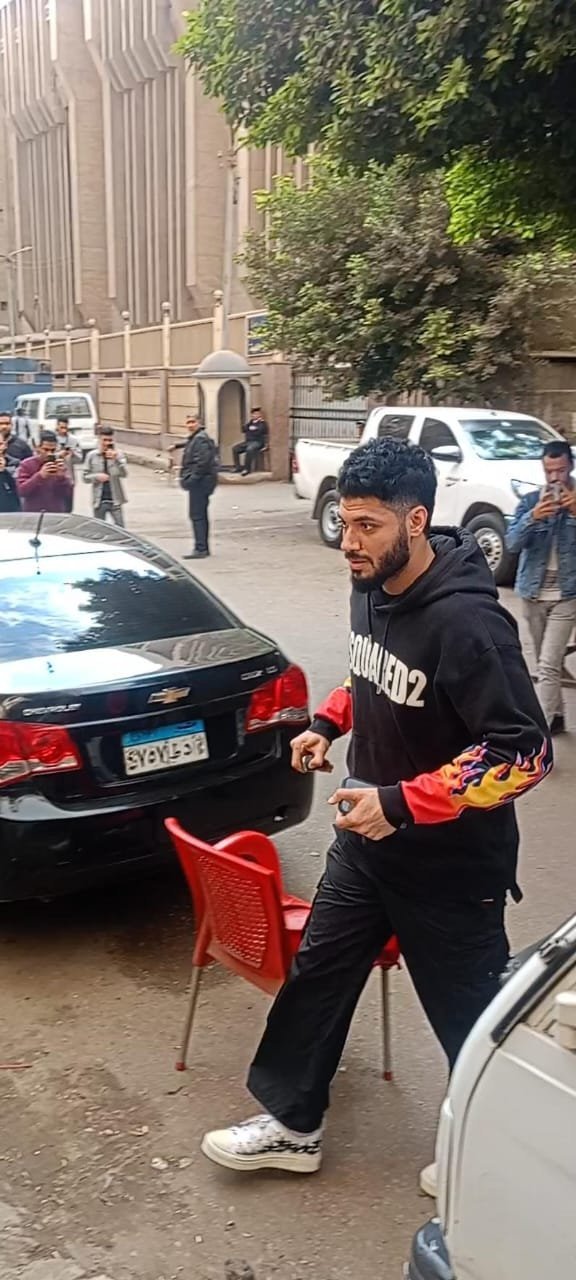 من داخل محكمة شبرا الخيمة.. علي جبر يدعم رمضان صبحي إنسانيًا 2