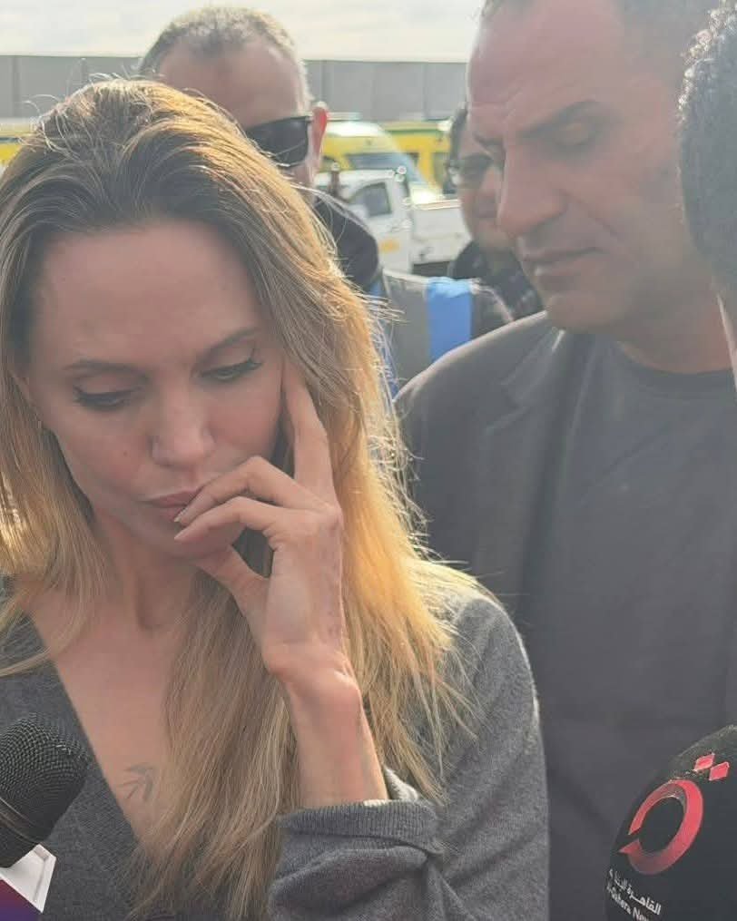 بالصور.. أنجلينا جولي في معبر رفح لتفقد المساعدات المتجهة إلى غزة 4