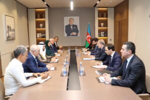 وزير خارجية جمهورية أذربيجان يستقبل رئيس البرلمان العربي في العاصمة باكو 2