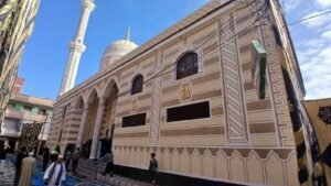 من الكنيسة إلى المسجد.. ورد وفانوس رمضان يجسدان وحدة أهالي سندنهور 3