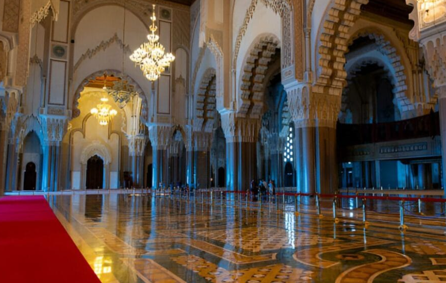 مسجد الحسن الثاني بالدار البيضاء… صرح روحي ومعماري يروي عظمة المغرب بين أمواج الأطلسي 3 وصف مسجد الحسن الثاني من الداخل والخارج