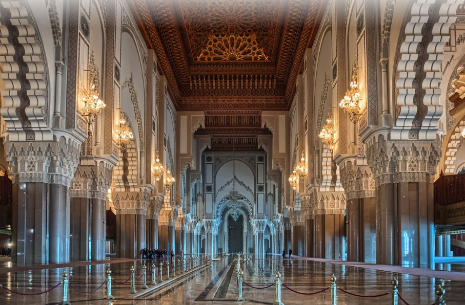 مسجد الحسن الثاني بالدار البيضاء… صرح روحي ومعماري يروي عظمة المغرب بين أمواج الأطلسي 4 صورة داخلية لمسجد الحسن الثاني