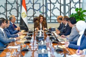 وزيرة البيئة..عدد الطلبات المقدمه لتداول المخلقات الخطرة بالمنشآت الطبية (2377) طلب 2