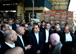 من داخل عنابر السوق.. رئيس الوزراء يراجع الأسعار ويطمئن على توافر السلع 3