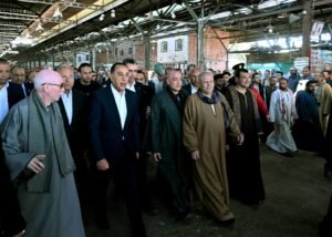 من داخل عنابر السوق.. رئيس الوزراء يراجع الأسعار ويطمئن على توافر السلع 2