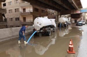 محافظ الجيزة يتفقد جهود شفط مياه الأمطار بصفط اللبن وشوارع الدقي والعجوزة لتأمين الحركة المرورية 3