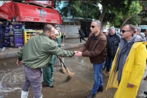 محافظ الجيزة يتفقد جهود شفط مياه الأمطار بصفط اللبن وشوارع الدقي والعجوزة لتأمين الحركة المرورية 5