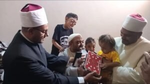 وزير الأوقاف يتوجه بتكريم أحد المواطنين بمحافظة أسوان.. ويؤكد: كرامة الإنسان أولوية 2