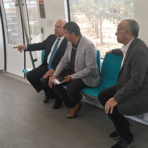 "وزير النقل" في جولة مفاجئة داخل المونوريل للإطمئنان على التشغيل وخدمة الركاب 2