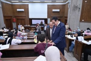 رئيس جامعة القاهرة يتابع انتظام امتحانات الفصل الدراسي الثاني 3