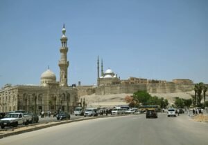 مدبولي يتفقد ترميم وإعادة إحياء مسجد المسبح والمنطقة المحيطة به بوسط القاهرة 4