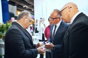 رئيس هيئة الدواء المصرية يتفقد كبرى الشركات العالمية والمحلية للدواء بالمؤتمر الإفريقي 2