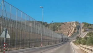 إزالة سياج مليلية الحدودي: دعوات إسبانية لتطبيق نموذج جبل طارق مع المغرب 2 السياج الحدودي في مليلية المحتلة الذي تطالب فعاليات سياسية بإزالته على غرار ما حدث في جبل طارق