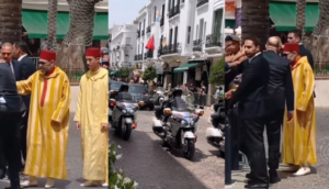 جلالة الملك يتجول بشوارع تطوان ويصافح المواطنين بحضور ولي العهد 2 جلالة الملك محمد السادس يصافح المواطنين بشوارع تطوان بحضور ولي العهد مولاي الحسن