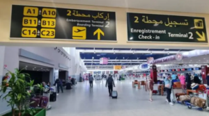 مسافر يستخدم هاتفه الذكي لعرض رمز الاستجابة السريعة خلال الإركاب الرقمي في مطارات المغرب