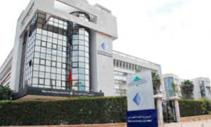 موظف يستخدم الحاسوب في مديرية الضرائب تدعو الملزمين للقيام بأداءاتهم الضريبية إلكترونياً