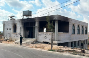 مستوطنون يحرقون مسجدين في الضفة في تصعيد خطير يعكس تفاقم العنف 2 آثار الحريق في مسجد توضح كيف مستوطنون يحرقون مسجدين في الضفة الغربية المحتلة