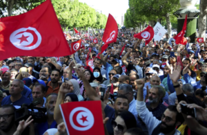 تونس تشتعل ومظاهرات حاشدة تطالب برحيل قيس سعيد في مشهد سياسي بالغ التعقيد 3 متظاهرون يرفعون الأعلام في شارع الحبيب بورقيبة حيث تونس تشتعل ومظاهرات حاشدة تطالب برحيل قيس سعيد