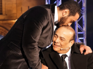 وفاة والد تامر حسني الفنان المعتزل حسني شريف عباس 2 الفنان المصري تامر حسني مع والده الراحل حسني شريف في صورة أرشيفية نادرة