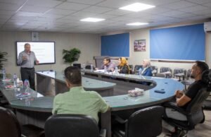 في خطوة جديدة تعكس التزامه بالتميز والريادة في مجال سلامة الغذاء، نظم المعمل المركزي لتحليل متبقيات المبيدات والعناصر الثقيلة في الأغذية، التابع لمركز البحوث الزراعية بوزارة الزراعة واستصلاح الأراضي، برنامجًا تدريبيًا متخصصًا استهدف فريق عمل وحدة اختبارات الكفاءة، بهدف رفع كفاءتهم الفنية ومواكبة أحدث المواصفات الدولية في مجالات الجودة وتقييم المطابقة. ويأتي البرنامج تنفيذًا لتوجيهات السيد علاء فاروق، وزير الزراعة واستصلاح الأراضي، وتحت إشراف الدكتور عادل عبد العظيم، رئيس مركز البحوث الزراعية، ضمن استراتيجية الوزارة لتطوير منظومة الجودة والارتقاء بكفاءة الكوادر الفنية داخل المعامل المرجعية. وأكدت الدكتورة هند عبد اللاه، مدير المعمل، أن الاستثمار في تنمية العنصر البشري يمثل أحد أهم محاور التطوير داخل المعمل، مشيرة إلى أن التدريب المستمر ومواكبة الإصدارات الحديثة للمواصفات الدولية يعدان ركيزة أساسية للحفاظ على المكانة الدولية للمعمل وتعزيز الثقة في نتائج الاختبارات التي يقدمها. وأضافت أن البرنامج استمر أربعة أيام متتالية، وركز على تأهيل فريق اختبارات الكفاءة في تصميم وتنفيذ وإدارة برامج اختبارات الكفاءة وفقًا لأحدث المتطلبات العالمية، من خلال تدريب مكثف على المواصفة الدولية ISO/IEC 17043:2023 الخاصة بكفاءة مقدمي برامج اختبارات الكفاءة، إلى جانب المواصفة ISO 13528:2022 الخاصة بالأساليب الإحصائية المستخدمة في تصميم وتحليل هذه البرامج. وشمل التدريب شرحًا تفصيليًا لمتطلبات نظام الإدارة والجوانب الفنية، وآليات التخطيط والتنفيذ، وإدارة المخاطر، وضمان سرية المعلومات، وتقييم الأداء، والتحسين المستمر، فضلًا عن التطبيقات الإحصائية الحديثة لتحليل نتائج المعامل المشاركة وإعداد تقارير دقيقة وموثوقة وفق أفضل الممارسات الدولية. كما تضمن البرنامج تطبيقات عملية ودراسات حالة وورش عمل تفاعلية ناقشت أبرز التحديات التي تواجه مقدمي برامج اختبارات الكفاءة، وسبل تطويرها بما يواكب التطورات العالمية في هذا المجال. وأوضحت مدير المعمل أن برامج اختبارات الكفاءة تمثل إحدى أهم الأدوات الدولية للتحقق من جودة الاختبارات ودقة القياسات، كما تعد من المتطلبات الأساسية للحصول على الاعتماد الدولي والحفاظ عليه، لافتة إلى أن المعمل حصل على الاعتماد الدولي كمقدم لاختبارات الكفاءة وفقًا للمواصفة ISO/IEC 17043 منذ عام 2017، ويواصل تحديث منظومته الفنية بما يتماشى مع أحدث الإصدارات الدولية. وأكدت أن هذا البرنامج يأتي ضمن خطة شاملة لتطوير منظومة الجودة والاعتماد، بما يسهم في دعم منظومة سلامة الغذاء، ورفع كفاءة الخدمات المعملية، وتعزيز القدرة التنافسية للقطاعين الزراعي والغذائي المصري، وترسيخ مكانة المعمل كأحد أبرز المراكز المرجعية المتخصصة على المستويين الإقليمي والدولي. 2