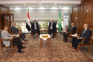 المحافظ مع رئيس بنها للالكترونيات 