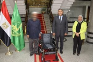 محافظ القليوبية يسلّم كرسيين كهربائيين لاثنين من ذوي الهمم استجابةً لطلباتهما 2