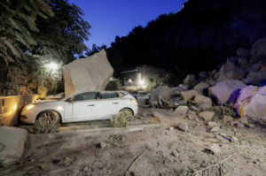 أضرار زلزال جنوب إيطاليا في منطقة حقول فليغري غرب مدينة نابولي