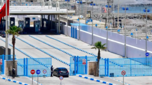 سيارات المسافرين تعبر معبر مليلية بشكل تدريجي بعد عودة الهدوء للمنطقة