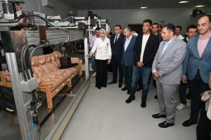 «مدينة الأثاث بوابة دمياط للعالم».. وزير الصناعة يتفقد 5 مصانع ويكشف فرص التوسع والتصدير 3