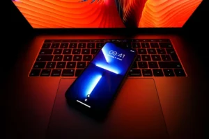 تحذيرات شركة آبل من برمجيات التجسس لمستخدميها في مائة وعشر دول