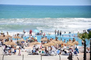 طقس اليوم السبت بالمغرب يشهد تقلبات رعدية بالأطلس واستمرار الحرارة بالجنوب