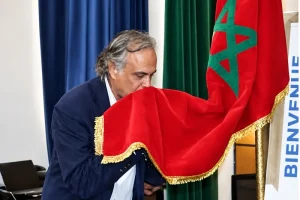 تقبيل مايك سينغ للعلم المغربي يخطف الأنظار 2 العلم المغربي