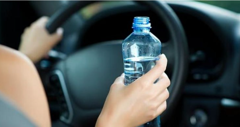 دراسة تحذر: ترك زجاجات الماء البلاستيكية في السيارات قد يسبب تسممًا خطيرًا 1