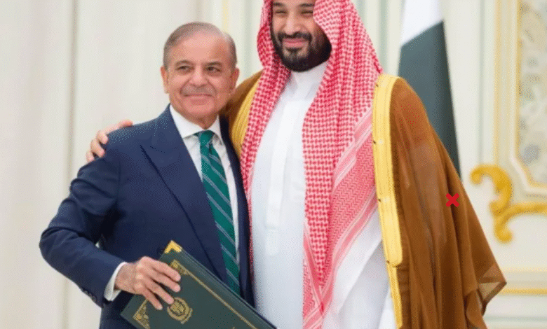 اتفاق تاريخي في الرياض: محمد بن سلمان وشهباز شريف يوقعان دفاعًا مشتركًا يهز المنطقة 1