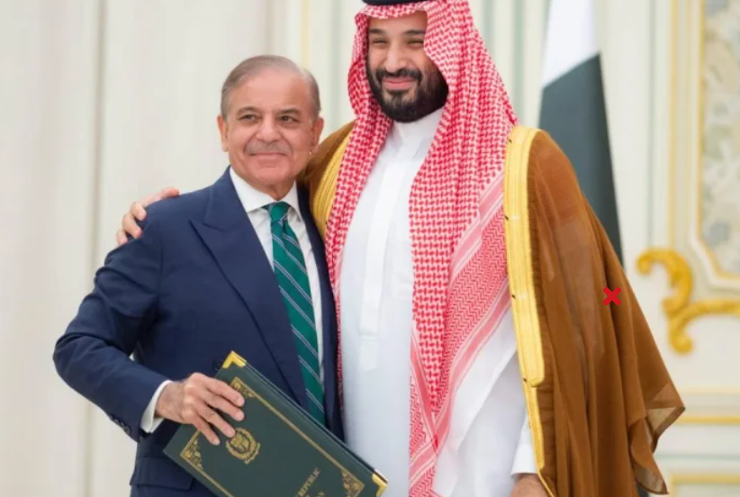 اتفاق تاريخي في الرياض: محمد بن سلمان وشهباز شريف يوقعان دفاعًا مشتركًا يهز المنطقة 1