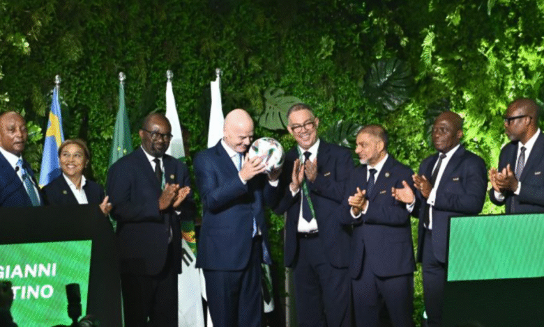 فوزي لقجع يكشف عن الكرة الرسمية لكأس أفريقيا 2025 بالمغرب لرئيس فيفا 2