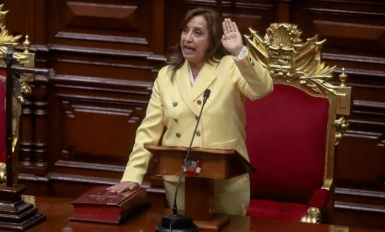 عزل رئيسة بيرو دينا بولوارتي: البرلمان يقيلها ويختار خوسيه خيري رئيسًا انتقاليًا وسط أزمة جريمة 2