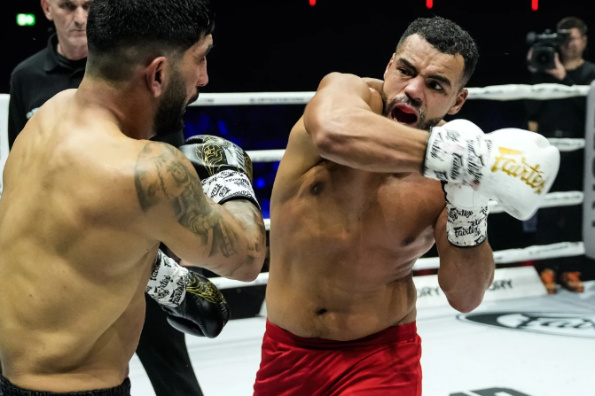 المغربي طارق خبابز يُتوج مجددًا بطلًا للعالم في الكيك بوكسينغ في نزال تاريخي بروتردام 2