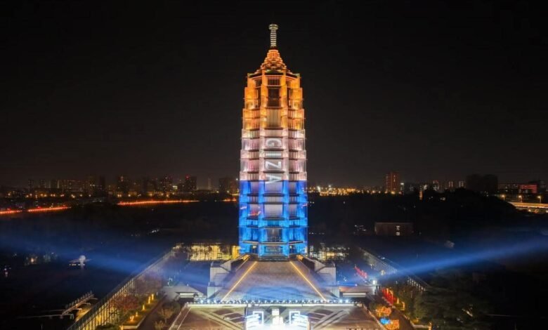 إنارة برج نانجينغ الصيني باسم محافظة الجيزة 1