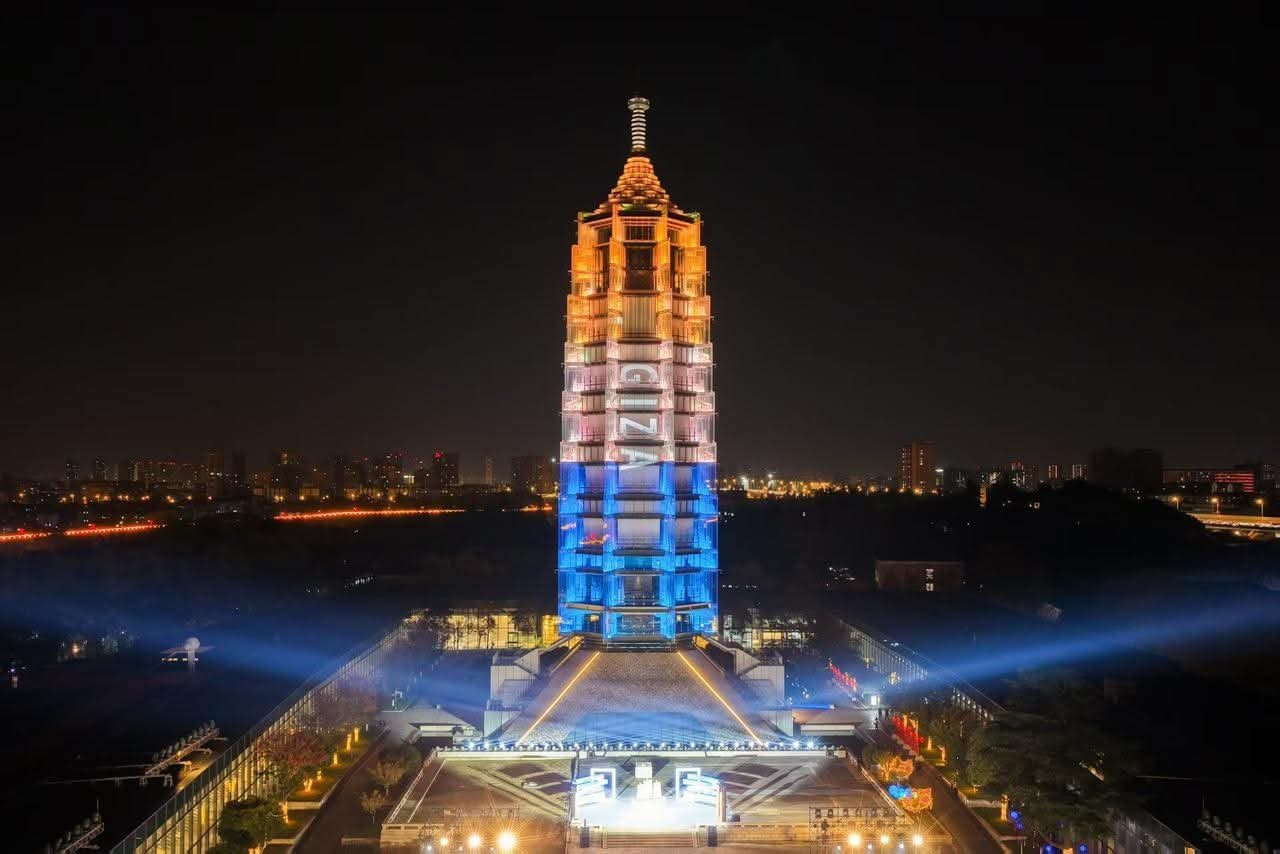 إنارة برج نانجينغ الصيني باسم محافظة الجيزة 1