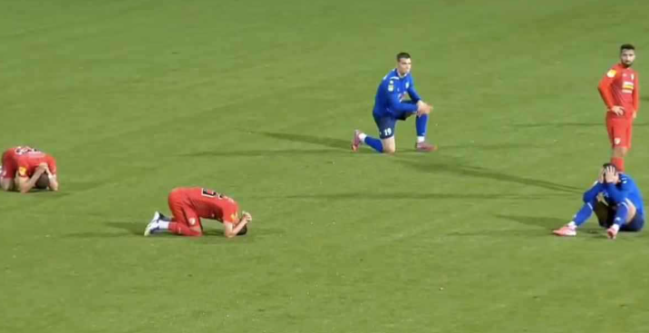 بالصورة... مأساة في كرة القدم: مدرب يفارق الحياة فجأة أثناء قيادة فريقه من الدكة 1