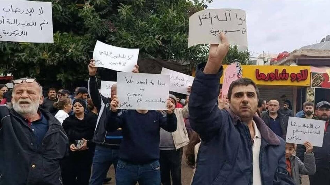 احتجاجات حاشدة في اللاذقية وطرطوس وحمص تطالب باللامركزية ومواجهة الانفلات الأمني باللامركزية ومواجهة الانفلات الأمني 1