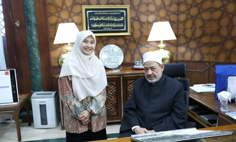 شيخ الأزهر يحقق أمنية طالبة إندونيسية ويلتقي بها لتفوقها العلمي 1
