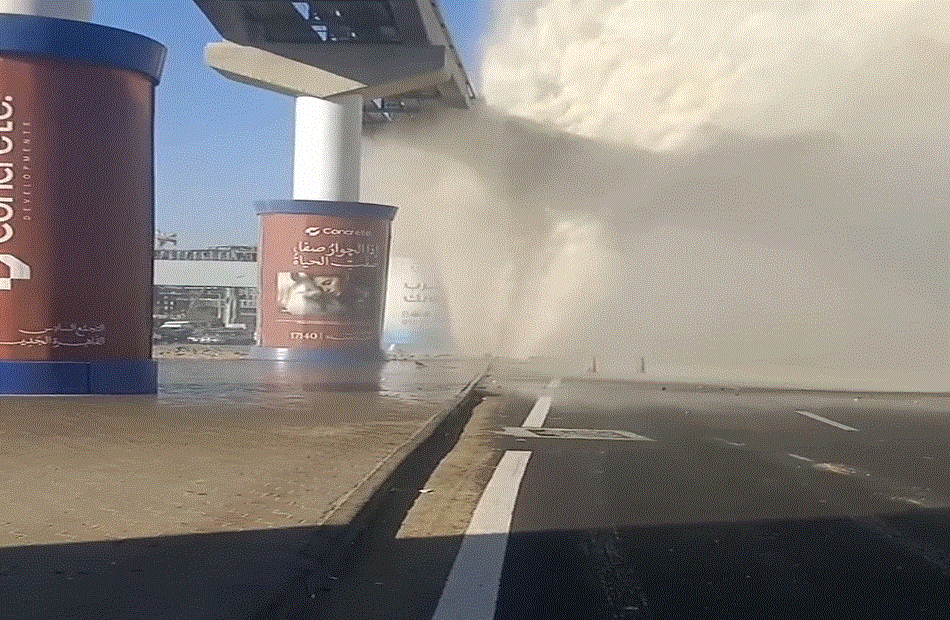 إنفجار ماسورة صرف صحي بالتجمع الخامس يشل حركة المرور بشارع التسعين 1