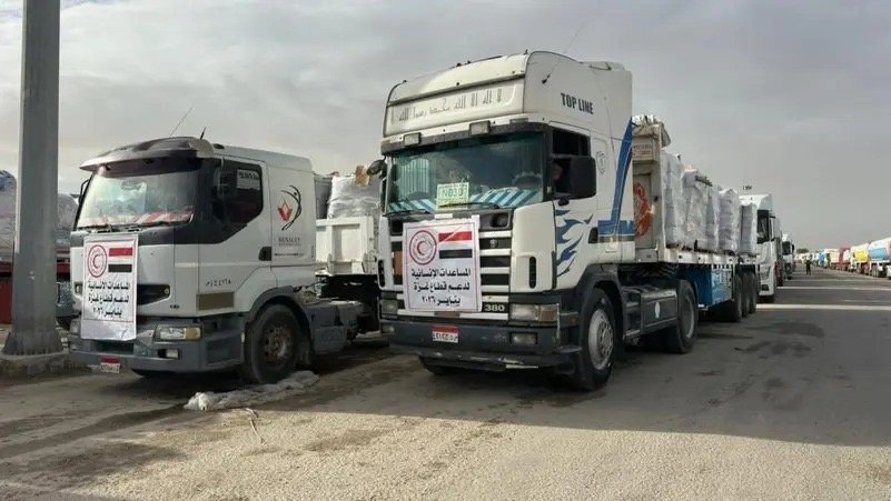 استجابة لحالة الطقس السيئ.. انطلاق قافلة مساعدات جديدة من معبر رفح تجاه غزة 1
