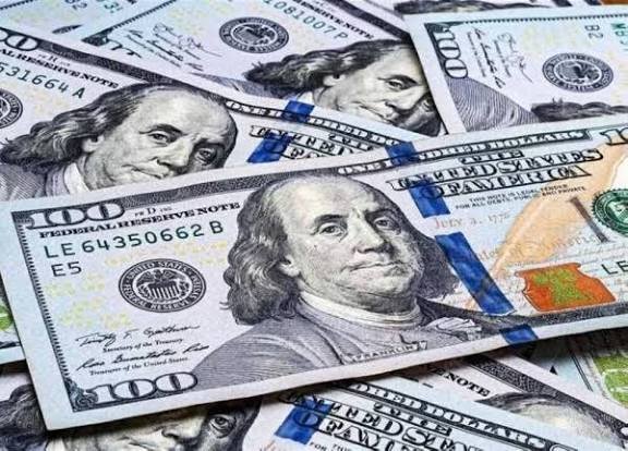 تراجع طفيف بسعر الدولار بالبنوك مدعومًا بتحسن التدفقات الدولارية من السياحة والتحويلات 1