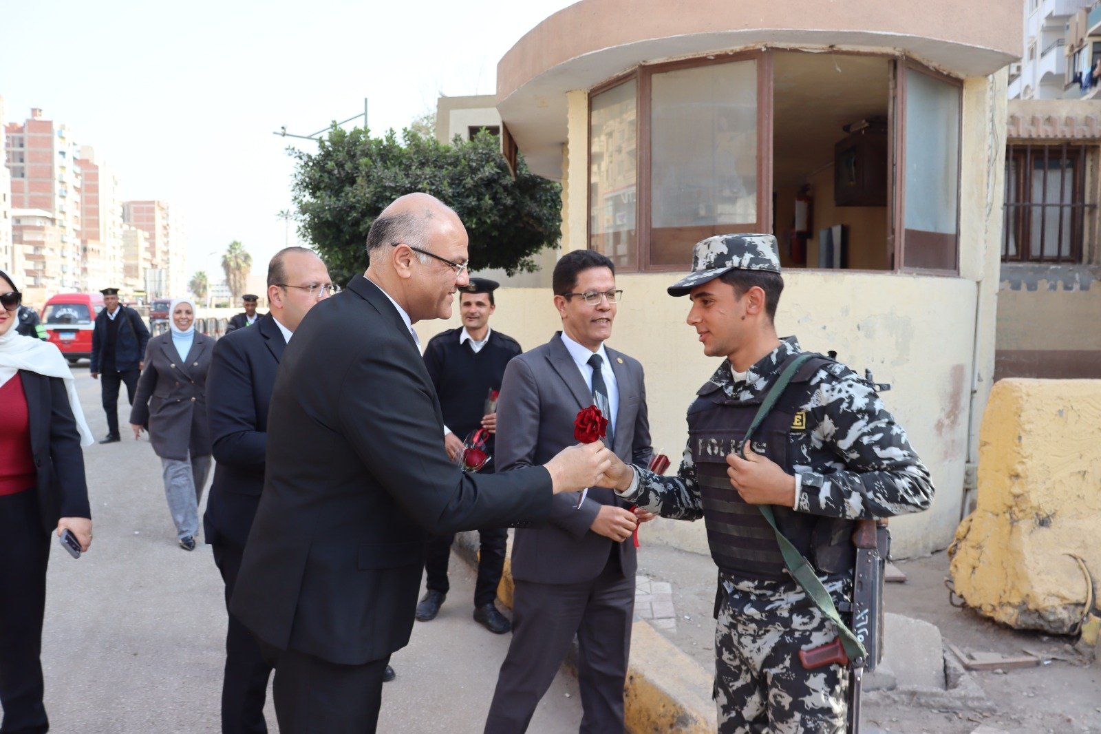 بين الأكمنة والميادين.. محافظ القليوبية ورئيس جامعة بنها يقدّمان الورود لرجال الشرطة 1